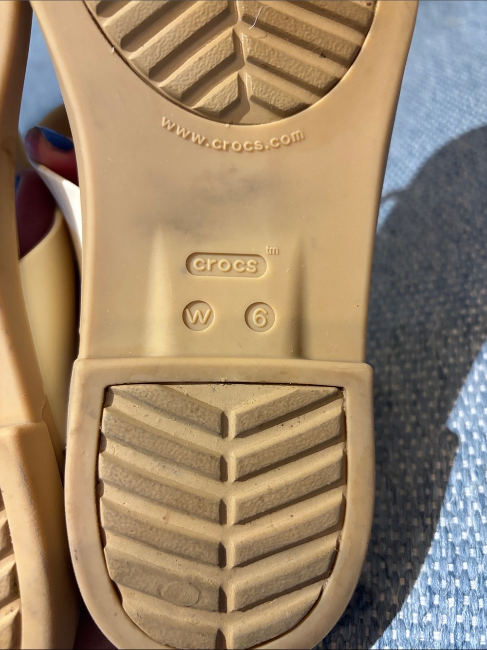 Crocs tulip flip flops! Women’s 6 - Picture 6 of 7